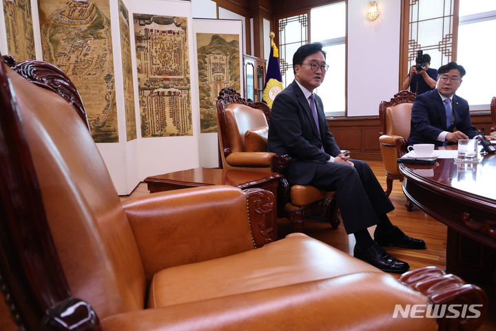 [서울=뉴시스] 조성우 기자 = 우원식 국회의장과 박찬대 더불어민주당 원내대표가 5일 오후 서울 여의도 국회의장 집무실에서 열린 여야 원내대표 회동에서 대화를 하고 있다. 추경호 국민의힘 원내대표는 불참했다. 2024.06.05.  xconfind@newsis.com