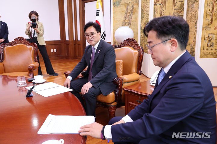 [서울=뉴시스] 조성우 기자 = 우원식 국회의장과 박찬대 더불어민주당 원내대표가 5일 오후 서울 여의도 국회의장 집무실에서 열린 여야 원내대표 회동에서 대화를 하고 있다. 추경호 국민의힘 원내대표는 불참했다. 2024.06.05.  xconfind@newsis.com