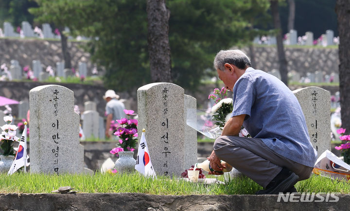 [서울=뉴시스] 황준선 기자 = 현충일을 하루 앞둔 5일 서울 동작구 국립서울현충원을 찾은 참배객들이 참배를 하고 있다. 2024.06.05. hwang@newsis.com