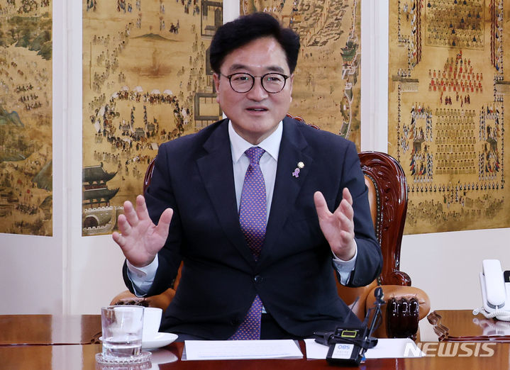 [서울=뉴시스] 조성우 기자 = 우원식 국회의장이 5일 오후 서울 여의도 국회의장 집무실에서 열린 여야 원내대표 회동에서 발언하고 있다. 추경호 국민의힘 원내대표는 불참했다. 2024.06.05. xconfind@newsis.com