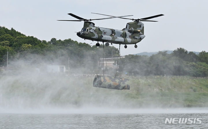 [여주=뉴시스] 김종택기자 = 한미연합 제병협동 도하훈련이 실시된 5일 경기도 여주시 연양동 남한강 일대에서 시누크 헬기가 부교를 수송하고 있다. 이날 훈련에는 육군 7공병여단과 2항공여단 301항공대대, 2기갑여단 기계화보병대대, 미2사단/한미연합사단 등 590여명이 참가했다. 2024.06.05. jtk@newsis.com