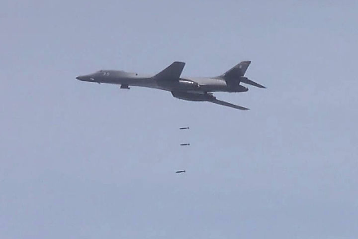 [서울=뉴시스] 최동준 기자 = 미 공군 B-1B 전략폭격기가 5일 한반도 상공에서 실탄 투하 훈련을 하고 있다. (사진=국방부 제공 영상 캡쳐) 2024.06.05. photo@newsis.com *재판매 및 DB 금지