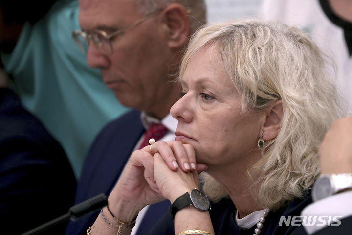 [예루살렘=AP/뉴시스] 이스라엘 정부가 4일(현지 시간) 표결을 통해 네타냐후 총리 부패 혐의 수사를 지휘해온 검찰총장을 해임해 논란이 일고 있다. 사진은 갈리 바하라브-미아라 검찰총장이 2024년 6월 5일 예루살렘에서 열린 내각회의에 참석한 모습. 2025.08.05. 