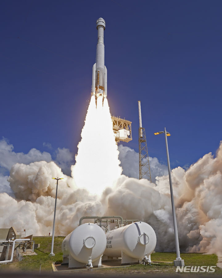 [케이프커내버럴=AP/뉴시스] 보잉의 유인 우주선 스타라이너 캡슐이 5일(현지시각) 미국 플로리다 케이프커내버럴 우주 발사 기지에서 아틀라스 V 로켓에 탑재돼 발사되고 있다. 2024.06.06.