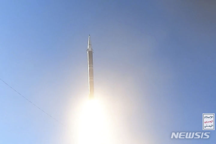 [AP/뉴시스] 촬영 날짜 미상의 동영상 속 예멘 후티 반군이 장악하고 있는 지역에서 팔레스타인 미사일이 발사되는 모습. 유엔은 7일 직원 11명이 후티에 억류돼 있다고 확인했다. 2024.06.08.