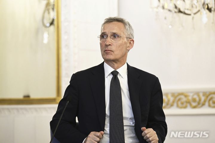 [헬싱키=AP/뉴시스]옌스 스톨텐베르그 북대서양조약기구(NATO·나토) 사무총장이 6일(현지시각) 핀란드 헬싱키에서 기자회견하는 모습. 2024.06.07.