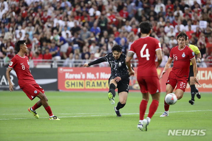 [싱가포르=AP/뉴시스] 6일(현지시각) 싱가포르 더 내셔널 스타디움에서 열린 2026 북중미 월드컵 아시아 2차 예선 조별리그 C조 5차전 대한민국 대 싱가포르의 경기, 손흥민이 슛을 하고 있다. 2024.06.06.