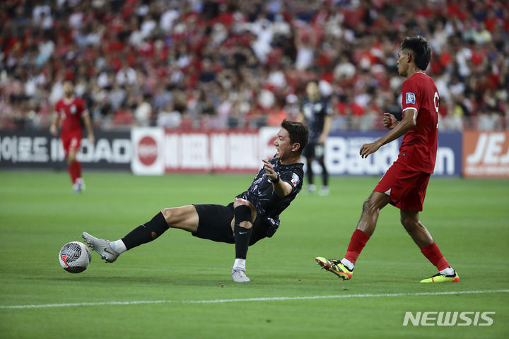 [싱가포르=AP/뉴시스] 6일(현지시각) 싱가포르 더 내셔널 스타디움에서 열린 2026 북중미 월드컵 아시아 2차 예선 조별리그 C조 5차전 대한민국 대 싱가포르의 경기, 정우영이 수비를 하고 있다. 2024.06.06.