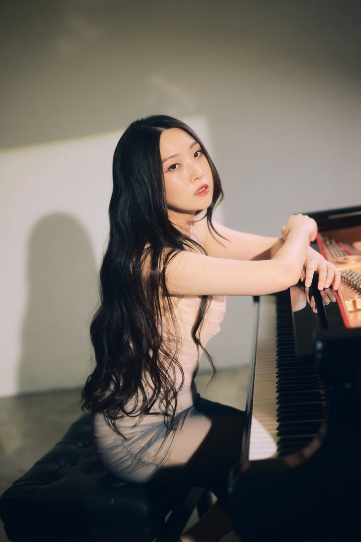 [서울=뉴시스] 마리아 킴 '미스티 블루' 커버. (사진 = 플러스 히치 제공) 2024.06.06. photo@newsis.com *재판매 및 DB 금지