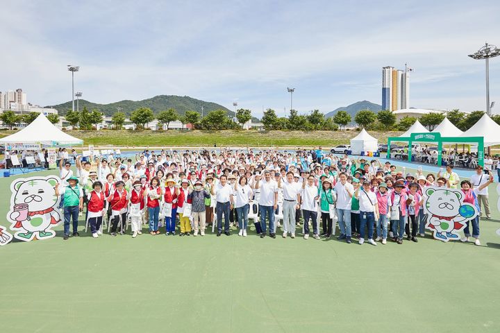 [양산=뉴시스] 한국필립모리스가 클린데이 X 쓰담양산 활동 후 기념촬영을 하고 있다. (사진=한국필립모리스 제공) 2024.06.06. photo@newsis.com *재판매 및 DB 금지
