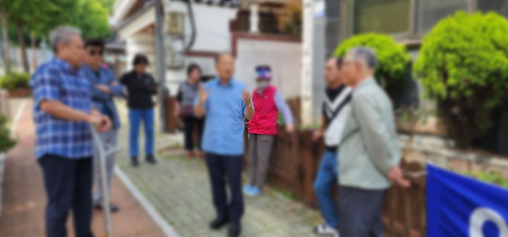 [창원=뉴시스]현대건설 '힐스테이트 창원 더 퍼스트' 아파트 현장 인근 주민들이 민원을 제기하고 있다.2024.06.06. sky@newsis.com *재판매 및 DB 금지