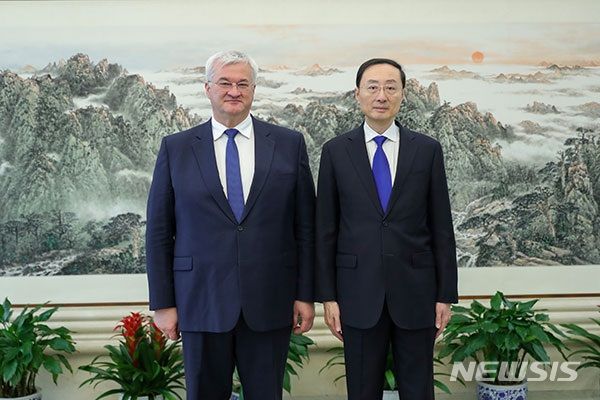 [베이징=뉴시스]중국 외교부는 6일 쑨웨이둥 외교부 부부장(사진 오른쪽)이 전날 베이징에서 안드리 시비하 우크라이나 외교부 제1차관과 만나 외교 관련 문제에 대해 협의했다고 밝혔다.(사진=중국 외교부 홈페이지 갈무리) 2024.6.6 photo@newsis.com