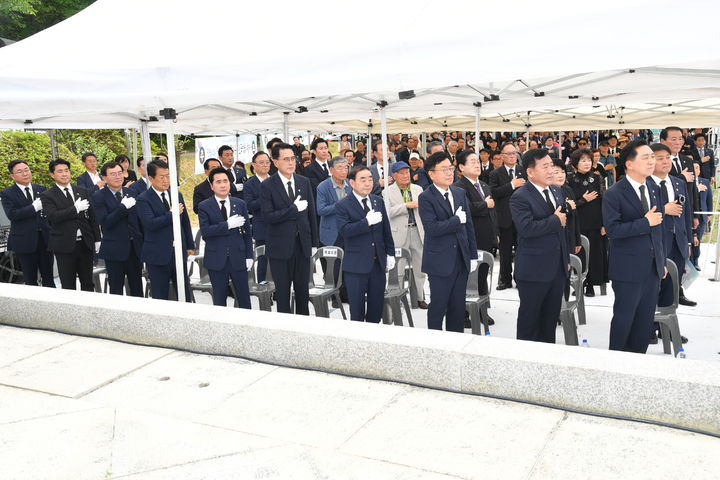 [울산=뉴시스] 국가유공 4형제 전사자 추모사업회(회장 박형준)가 6일 현충일을 맞아 울산 울주군 두동면 충효정에서 호국영령의 명복을 비는 추모제를 열었다. 2024.06.06. (사진= 울주군 제공)photo@newsis.com *재판매 및 DB 금지