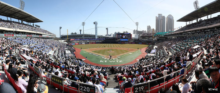 [서울=뉴시스] 만원 관중 들어찬 수원 KT위즈파크. (사진=KT 위즈 제공) *재판매 및 DB 금지