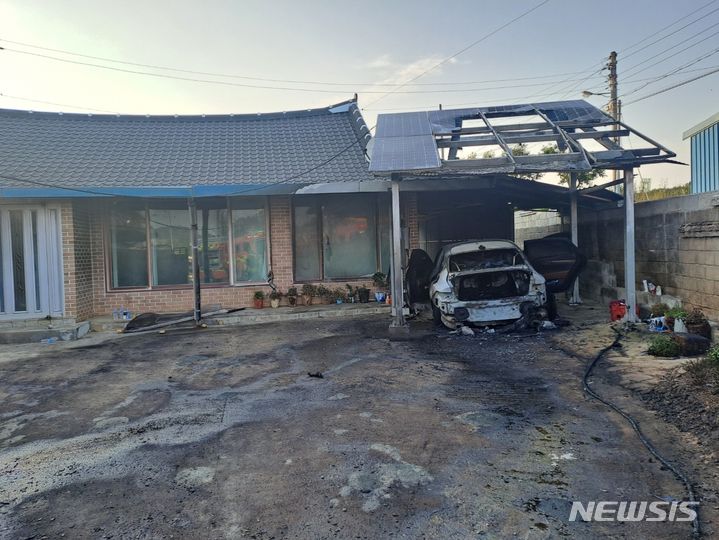[정읍=뉴시스] 6일 오후 9시5분께 전북 정읍시 감곡면의 한 주택에서 불이 나 1시간10여분만에 진화됐다. (사진=전북특별자치도소방본부 제공) 2024.06.06. photo@newsis.com