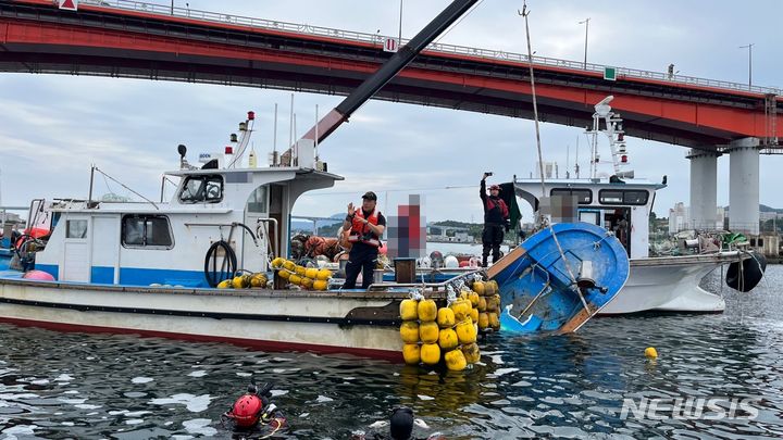 [통영=뉴시스] 신정철 기자= 6일 오후 3시 45분께 통영시 용남면 신거제대교 북방 0.2해리 해상에서 1t급 연안복합어선 A호(승선원 1명)와 6t급 영식장관리선 B호(승선원 1명)가 충돌, 어선 A호가 전복됐고, 허리통증을 호소하는 A호 선장은 병원으로 이송됐다.사진은 통영해경 구조대가 전복된 A호를인양하고 있다.(사진=통영해경 제공).2024.06.06. photo@newsis.com 
