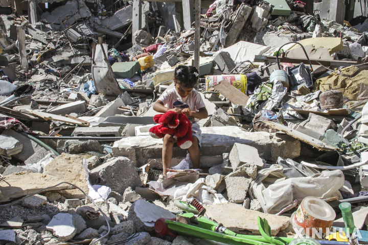 [자발리야=신화/뉴시스]팔레스타인 무장정파 하마스가 조 바이든 미국 대통령이 발표한 이른바 '3단계 휴전안'에 대한 입장을 11일(현지시각) 협상 중재국인 카타르와 이집트에 전달했다고 AP통신이 보도했다. 사진은 지난 5일 가자지구 북부 자발리야 난민촌에서 팔레스타인 소녀가 이스라엘의 공격으로 파괴된 건물 잔해 위에서 장난감을 가지고 노는 모습. 2024.06.12.