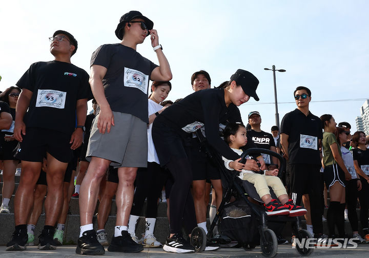 [서울=뉴시스] 김근수 기자 = 서울 지역 경찰관들로 구성된 경찰관 러닝크루 'KNPR'회원들이 6일 서울 서초구 반포한강시민공원 예빛섬 광장에서 러닝에 앞서 코스 설명을 듣고 있다.  서울 지역 경찰관들로 구성된 경찰관 러닝크루 'KNPR'(Korea National Police Runners)와 서울 혜화·동작·서초·방배경찰서는 순직 경찰관 자녀와 가족을 돕는 기부 러닝 행사에서 경찰관과 일반 시민 러너 약 120명이 모여 서울 서초구 예빛섬에서 출발해 동작구 국립서울현충원 일대 6.6.㎞를 달리는 방식으로 진행된다고 밝혔다. 2024.06.06. ks@newsis.com