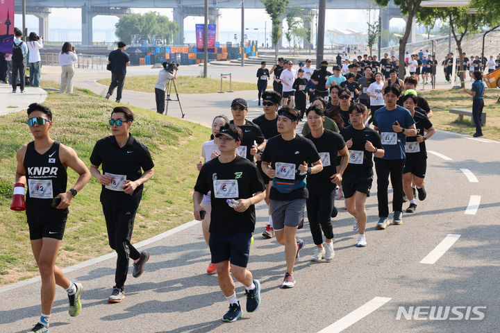 [서울=뉴시스] 김근수 기자 = 서울 지역 경찰관들로 구성된 경찰관 러닝크루 'KNPR'회원들이 지난 6월6일 서울 서초구 반포한강시민공원 예빛섬 광장에서 러닝을 하고 있는 모습. 2024.06.06. ks@newsis.com