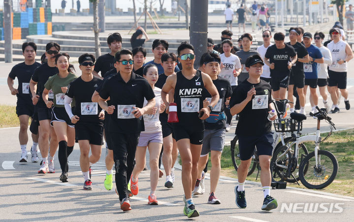 [서울=뉴시스] 김근수 기자 = 서울 지역 경찰관들로 구성된 경찰관 러닝크루 'KNPR'회원들이 6일 서울 서초구 반포한강시민공원 예빛섬 광장에서 러닝을 하고 있다. 서울 지역 경찰관들로 구성된 경찰관 러닝크루 'KNPR'(Korea National Police Runners)와 서울 혜화·동작·서초·방배경찰서는 순직 경찰관 자녀와 가족을 돕는 기부 러닝 행사에서 경찰관과 일반 시민 러너 약 120명이 모여 서울 서초구 예빛섬에서 출발해 동작구 국립서울현충원 일대 6.6.㎞를 달리는 방식으로 진행된다고 밝혔다. 2024.06.06. ks@newsis.com