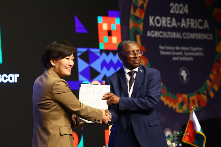 [서울=뉴시스] 배훈식 기자 = 송미령 농림축산식품부 장관이 지난해 6월5일 서울 중구 더플라자호텔에서 열린 한-아프리카 농업 컨퍼런스에서 수젤린 라토화리자우나 라코토아리솔로 마다가스카르 농축산 장관과 K-라이스벨트와 농업협력 MOU에 서명한 뒤 기념촬영을 하고 있다 . (사진=농림축산식품부 제공) 2024.06.06. photo@newsis.com *재판매 및 DB 금지
