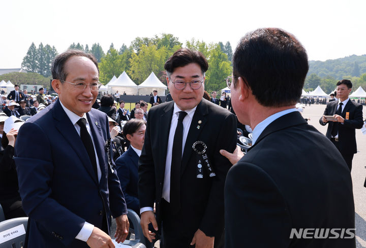 [서울=뉴시스] 최진석 기자 = 추경호 국민의힘 원내대표와 박찬대 더불어민주당 원내대표가 6일 서울 동작구 국립서울현충원에서 열린 제69회 현충일 추념식에 참석해 홍철호 정무수석과 대화하고 있다. (대통령실통신사진기자단) 2024.06.06. myjs@newsis.com