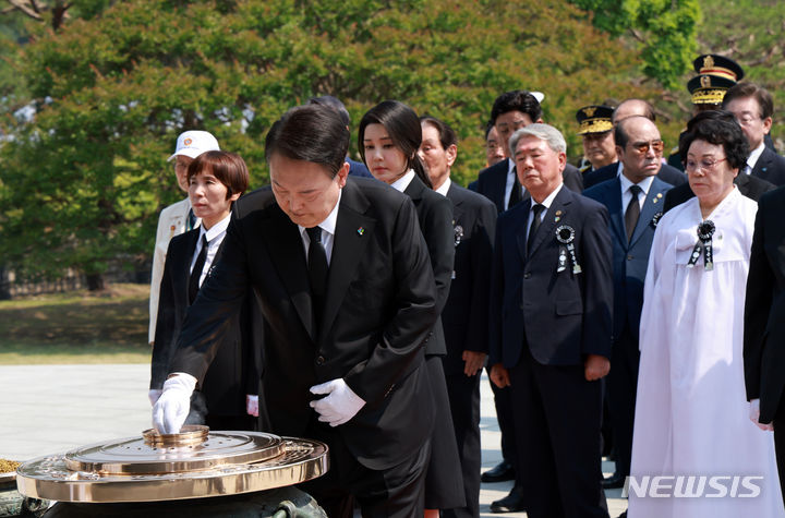 [서울=뉴시스] 최진석 기자 = 윤석열 대통령이 6일 서울 동작구 국립서울현충원에서 열린 제69회 현충일 추념식에서 현충탑을 참배하며 분향하고 있다. 윤 대통령 뒤는 부인 김건희 여사. (대통령실통신사진기자단) 2024.06.06. myjs@newsis.com