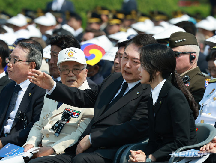 [서울=뉴시스] 최진석 기자 = 윤석열 대통령과 부인 김건희 여사가 6일 서울 동작구 국립서울현충원에서 열린 제69회 현충일 추념식에서 대화하고 있다. (대통령실통신사진기자단) 2024.06.06. myjs@newsis.com