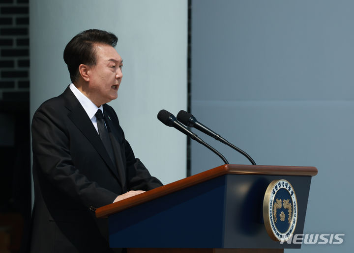 [서울=뉴시스] 최진석 기자 = 윤석열 대통령이 6일 서울 동작구 국립서울현충원에서 열린 제69회 현충일 추념식에서 추념사를 하고 있다. (대통령실통신사진기자단) 2024.06.06. myjs@newsis.com