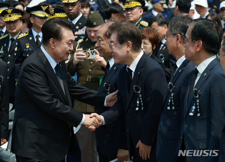 [서울=뉴시스] 최진석 기자 = 윤석열 대통령이 6일 서울 동작구 국립서울현충원에서 열린 제69회 현충일 추념식에 참석한 뒤 이석하며 이재명 더불어민주당 대표와 악수하고 있다. (대통령실통신사진기자단) 2024.06.06. myjs@newsis.com