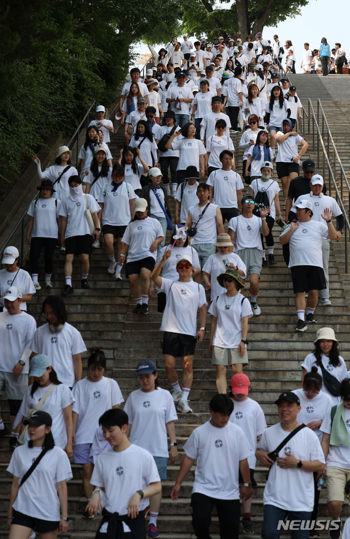 [서울=뉴시스] 홍효식 기자 = 현충일인 6일 서울 중구 남산공원 백범광장에서 열린 2024 주거취약 국가유공자를 위한 6.6 걷기 대회에 참가한 시민들이 코스를 걷고 있다. 2024.06.06. yesphoto@newsis.com