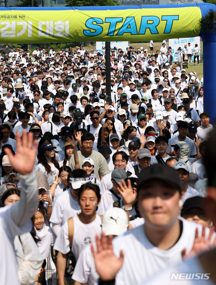 [서울=뉴시스] 홍효식 기자 = 현충일인 6일 서울 중구 남산공원 백범광장에서 열린 2024 주거취약 국가유공자를 위한 6.6 걷기 대회에 참가한 시민들이 코스를 걷고 있다. 2024.06.06. yesphoto@newsis.com