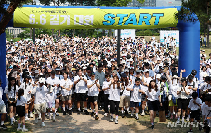[서울=뉴시스] 홍효식 기자 = 현충일인 6일 서울 중구 남산공원 백범광장에서 열린 2024 주거취약 국가유공자를 위한 6.6 걷기 대회에 참가한 시민들이 코스를 걷고 있다. 2024.06.06. yesphoto@newsis.com