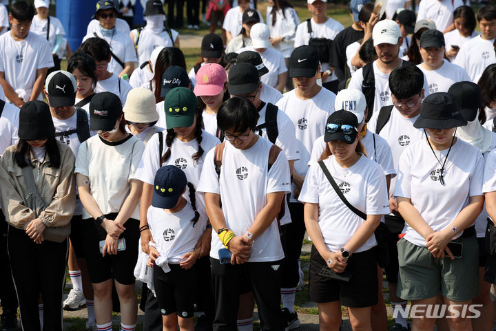 [서울=뉴시스] 홍효식 기자 = 현충일인 6일 서울 중구 남산공원 백범광장에서 열린 2024 주거취약 국가유공자를 위한 6.6 걷기 대회에 참가한 시민들이 호국영령에 대한 묵념을 하고 있다. 2024.06.06. yesphoto@newsis.com