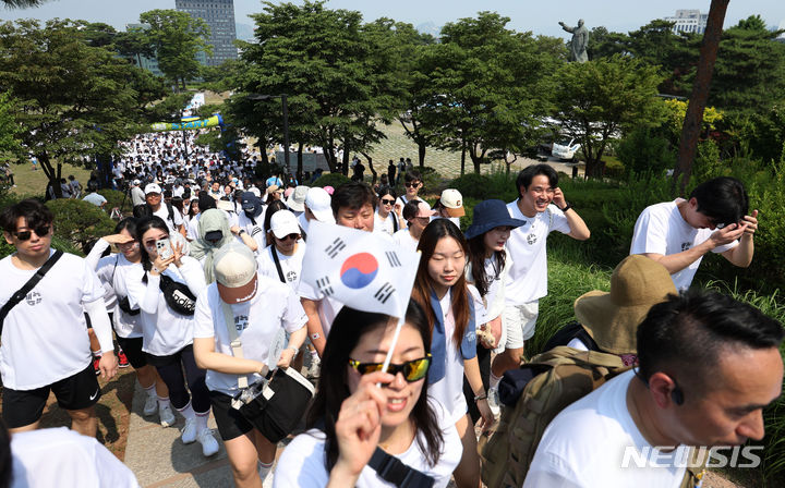 [서울=뉴시스] 홍효식 기자 = 현충일인 6일 서울 중구 남산공원 백범광장에서 열린 2024 주거취약 국가유공자를 위한 6.6 걷기 대회에 참가한 시민들이 코스를 걷고 있다. 2024.06.06. yesphoto@newsis.com