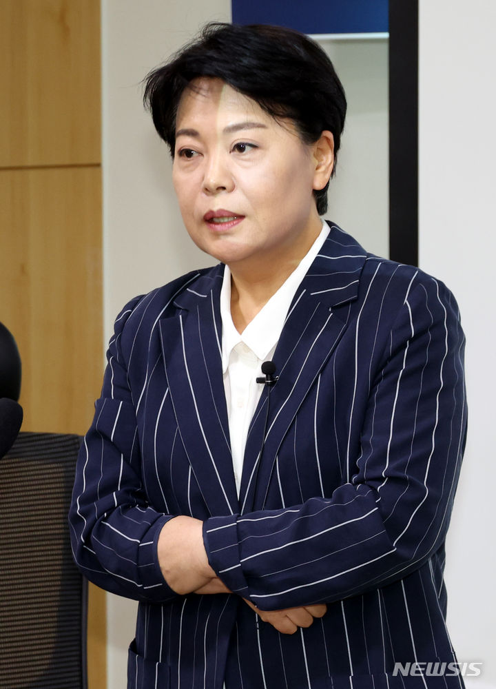 [서울=뉴시스] 조성봉 기자= 윤희숙 전 국민의힘 의원이 6일 오전 서울 여의도 국회 의원회관 간담회의실에서 국민의힘 3040세대 모임 ‘첫목회’ 회원들을 대상으로 연금개혁과 관련한 강연을 하고 있다. 2024.06.06. suncho21@newsis.com