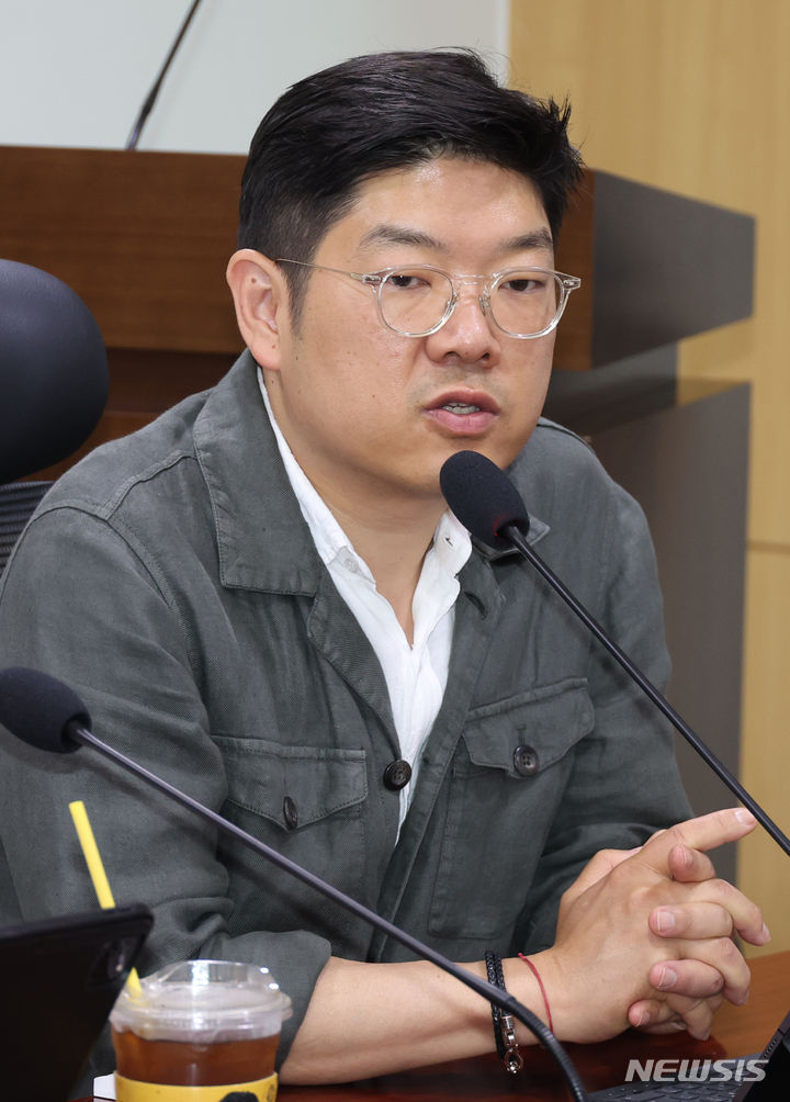 [서울=뉴시스] 조성봉 기자= 국민의힘 3040세대 모임 ‘첫목회’ 이재영 간사가 6일 오전 서울 여의도 국회 의원회관 간담회의실에서 열린 연금개혁 관련 윤희숙 전 의원의 특강에서 발언을 하고 있다. 2024.06.06. suncho21@newsis.com