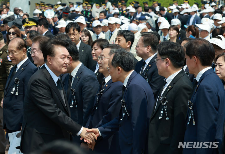 [서울=뉴시스] 최진석 기자 = 윤석열 대통령이 지난해 6월 6일 서울 동작구 국립서울현충원에서 열린 제69회 현충일 추념식에 참석한 뒤 이석하며 추경호 국민의힘 원내대표와 악수하고 있다. (대통령실통신사진기자단) 2024.06.06. myjs@newsis.com