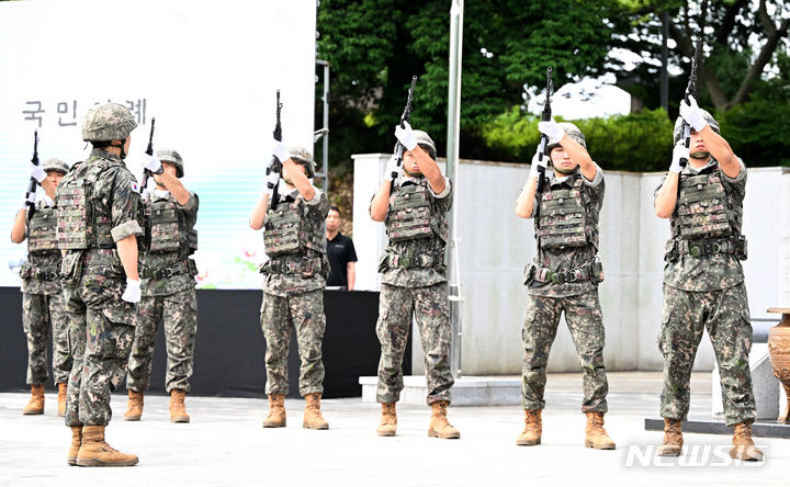 [광주=뉴시스] 6일 오전 광주 남구 광주공원 현충탑에서 제69회 현충일 추념식이 열리고 있다. 2024.06.06.hyein0342@newsis.com