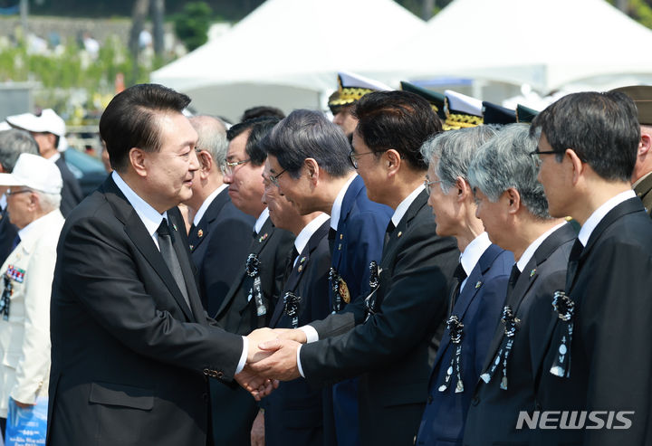 [서울=뉴시스] 최진석 기자 = 윤석열 대통령이 6일 서울 동작구 국립서울현충원에서 열린 제69회 현충일 추념식에 입장하며 우원식 국회의장과 인사를 나누고 있다. (대통령실통신사진기자단) 2024.06.06. myjs@newsis.com