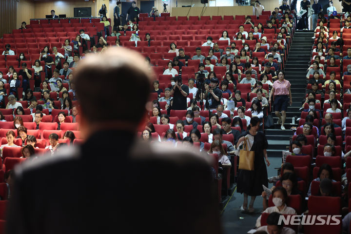 [서울=뉴시스] 김명년 기자 = 지난 6일 오후 서울 종로구 성균관대학교 새천년홀에서 '6월 모평 직후 종로학원 입시예상 및 합격선 전망 설명회'가 열리고 있다. 2024.06.10. kmn@newsis.com