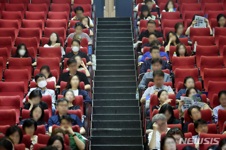 [서울=뉴시스] 김명년 기자 = 지난달 6일 오후 서울 종로구 성균관대학교 새천년홀에서 '6월 모평 직후 종로학원 입시예상 및 합격선 전망 설명회'가 열리고 있다. 2024.07.01. kmn@newsis.com