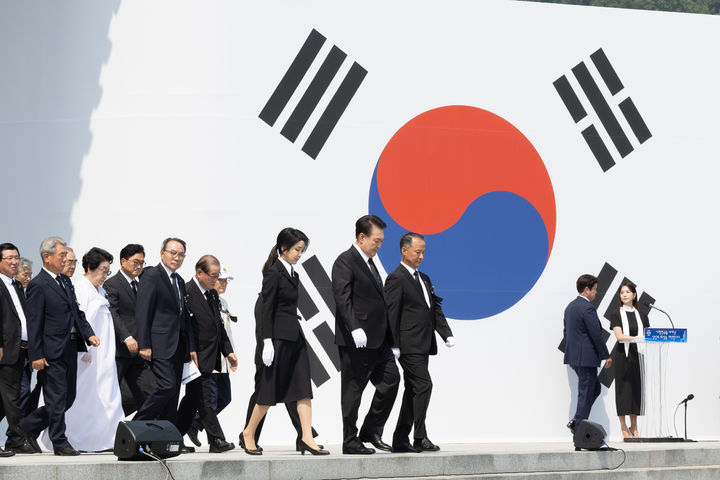 [서울=뉴시스] 최진석 기자 = 윤석열 대통령과 부인 김건희 여사가 6일 서울 동작구 국립서울현충원에서 열린 제69회 현충일 추념식에서 현충탑을 참배 후 자리로 이동하고 있다. (사진=대통령실 제공) 2024.06.06. photo@newsis.com *재판매 및 DB 금지