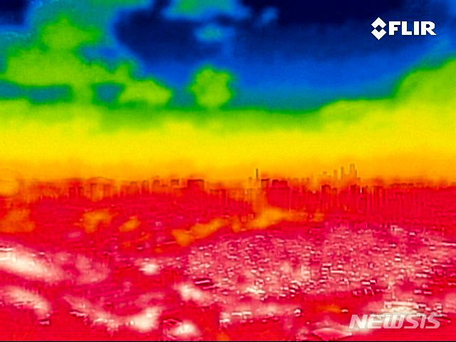 [서울=뉴시스] 김근수 기자 = 서울 지역에 오존주의보가 내려진 6일 열화상 카메라로 촬영한 서울 시내가 붉게 보이고 있다. 열화상 카메라로 촬영한 사진은 온도가 높을수록 붉은색, 낮을수록 푸른색을 나타낸다. 2024.06.06. ks@newsis.com