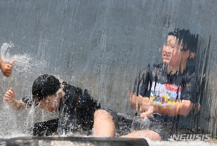 [고양=뉴시스] 경기 고양시 일산호수공원에서 어린이들이 무더위를 피하고 있다. (사진=뉴시스 DB). photo@newsis.com 