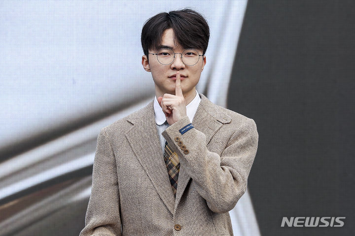 [서울=뉴시스] 정병혁 기자 = e스포츠 사상 최초로 만들어진 '전설의 전당'의 초대 헌액자로 선정된 '페이커' 이상혁이 6일 서울 중구 신라호텔에서 열린 리그오브레전드 전설의 전당 미디어데이에서 질문에 답하고 있다. 2024.06.07. jhope@newsis.com