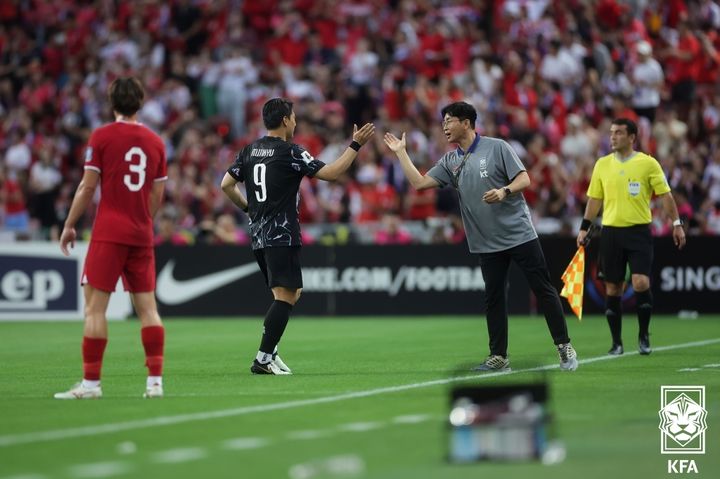 [서울=뉴시스] 정병혁 기자 = 6일(현지시각) 싱가포르 더 내셔널 스타디움에서 열린 2026 북중미 월드컵 아시아 2차 예선 조별리그 C조 5차전 대한민국 대 싱가포르의 경기, 골을 넣은 주민규가 김도훈 감독과 하이파이브를 하고 있다.(사진=대한축구협회 제공) 2024.06.06. photo@newsis.com *재판매 및 DB 금지
