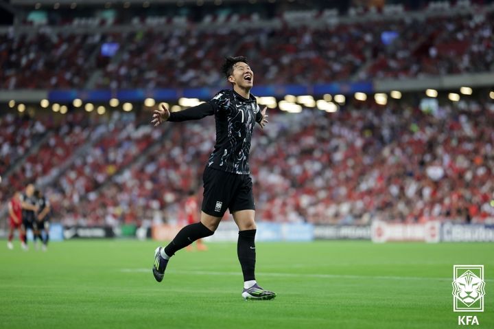 [서울=뉴시스] 정병혁 기자 = 6일(현지시각) 싱가포르 더 내셔널 스타디움에서 열린 2026 북중미 월드컵 아시아 2차 예선 조별리그 C조 5차전 대한민국 대 싱가포르의 경기, 손흥민이 골을 넣은 뒤 세레머니를 하고 있다.(사진=대한축구협회 제공) 2024.06.06. photo@newsis.com *재판매 및 DB 금지