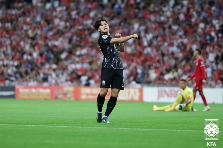 [서울=뉴시스] 정병혁 기자 = 6일(현지시각) 싱가포르 더 내셔널 스타디움에서 열린 2026 북중미 월드컵 아시아 2차 예선 조별리그 C조 5차전 대한민국 대 싱가포르의 경기, 이강인이 골을 넣은 뒤 세레머니를 하고 있다.(사진=대한축구협회 제공) 2024.06.06. photo@newsis.com *재판매 및 DB 금지