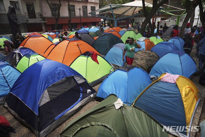 [멕시코시티=AP/뉴시스] 6~9일(현지시각) 치러진 5년 임기의 유럽의회 선거에서 극우 세력이 약진하면서 유럽연합(EU) 27개국에서도 우파 성향의 정책 변화 바람이 일 것으로 전망된다. 사진은 지난달 18일 멕시코시티의 중심가인 후아레스 지역의 조르다노 브루노 광장을 차지하고 있는 아이티 이민자들의 임시 천막촌. 2024. 06. 07. 